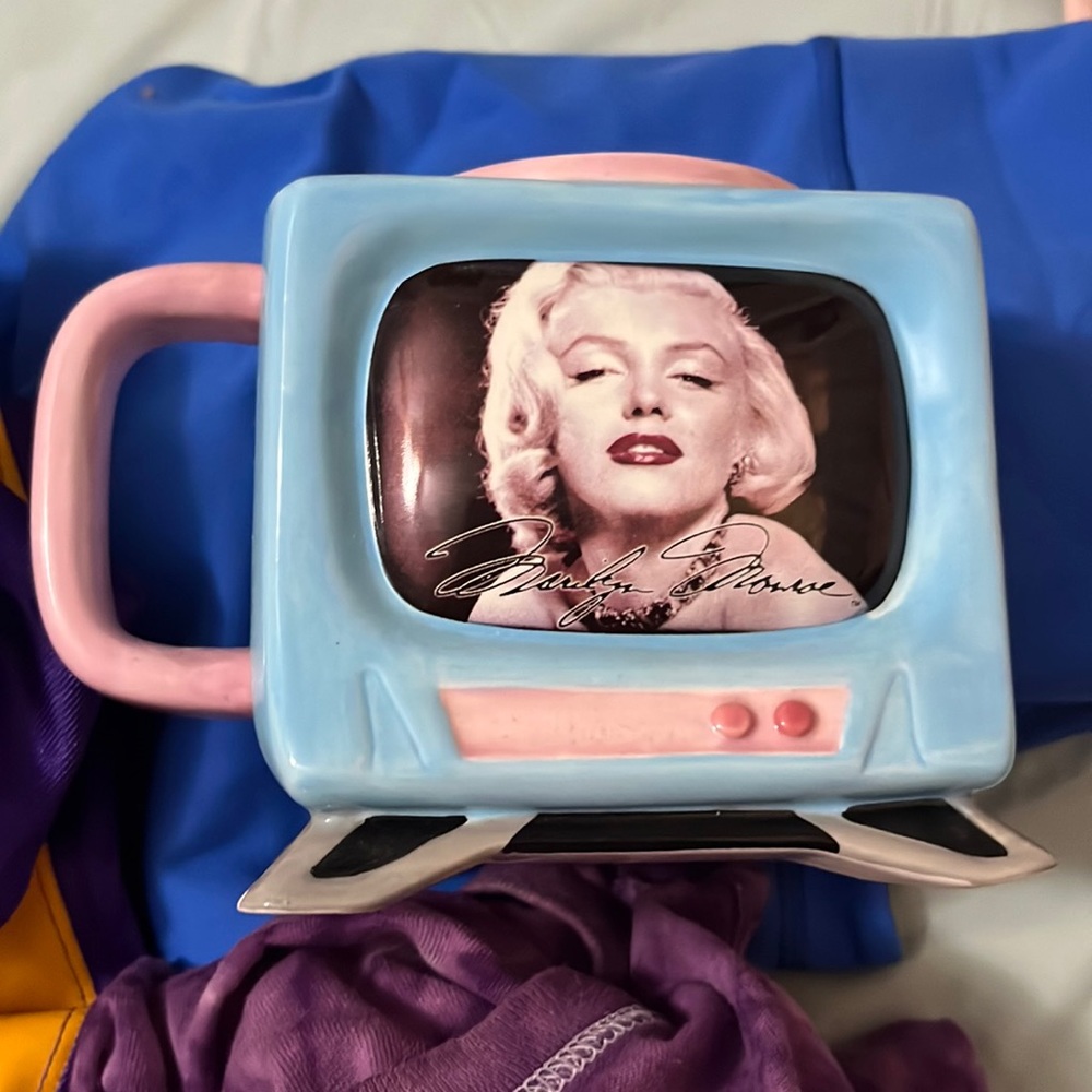 Marilyn Monroe TV mug (RARE) (VINTAGE)